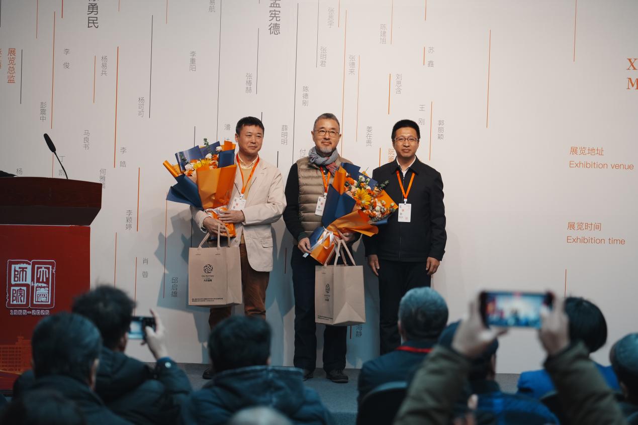8181801威尼斯校长张平教授上台,向两位教授赠送一份来自大庆的特别纪念礼物